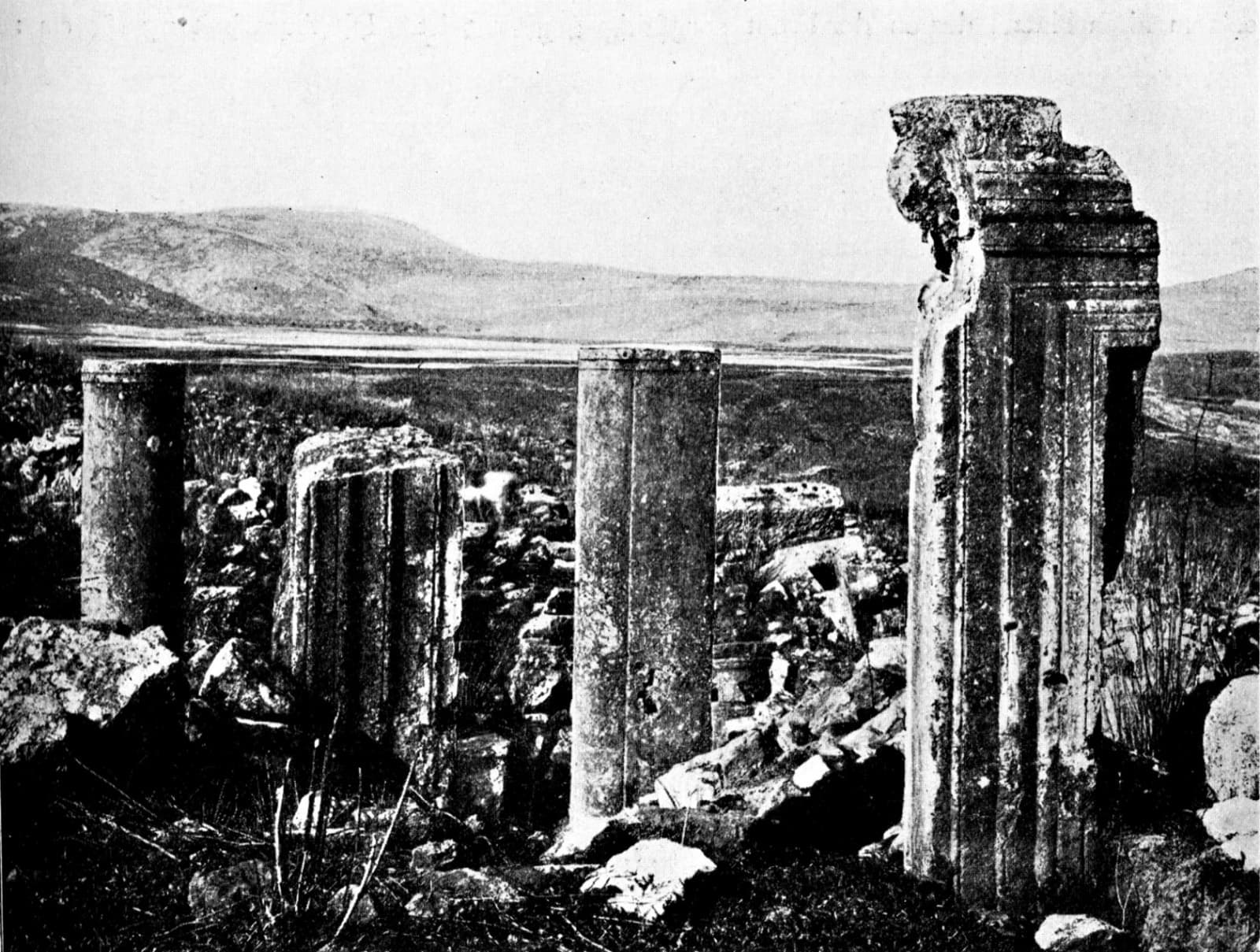 Palestine Exploration Fund drawing of the Arbel synagogue gate and columns, 1866